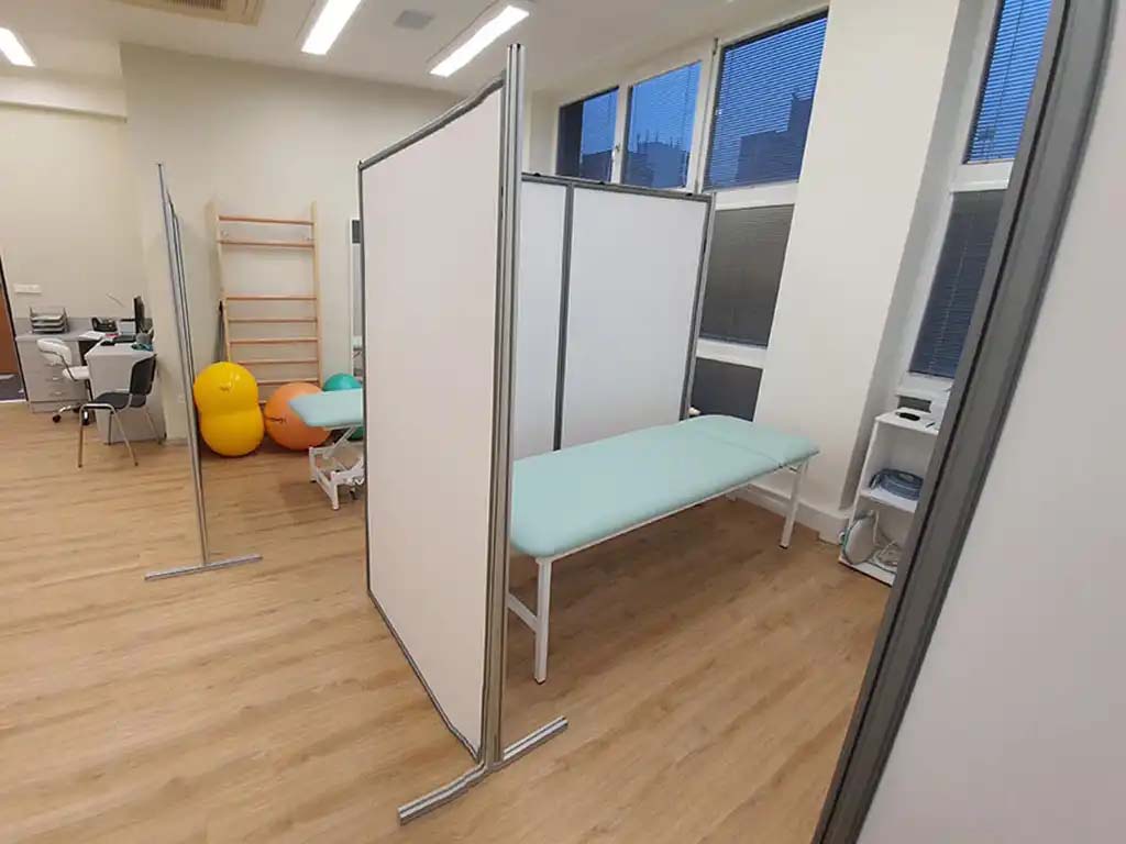 Ukotvení do země, příčky nebo nosné stěny - pevná varianta
